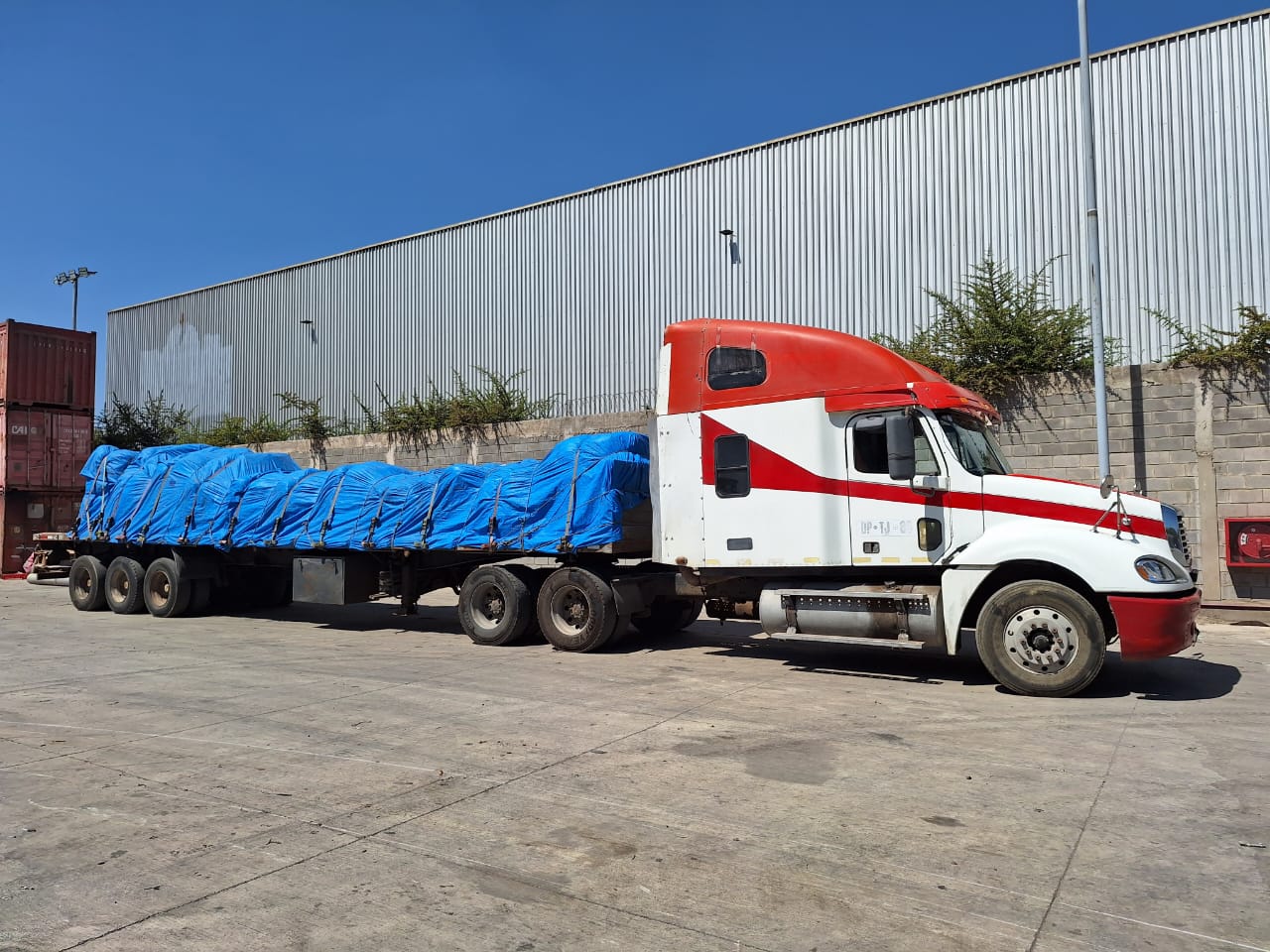 Camión con carga cubierta en ruta