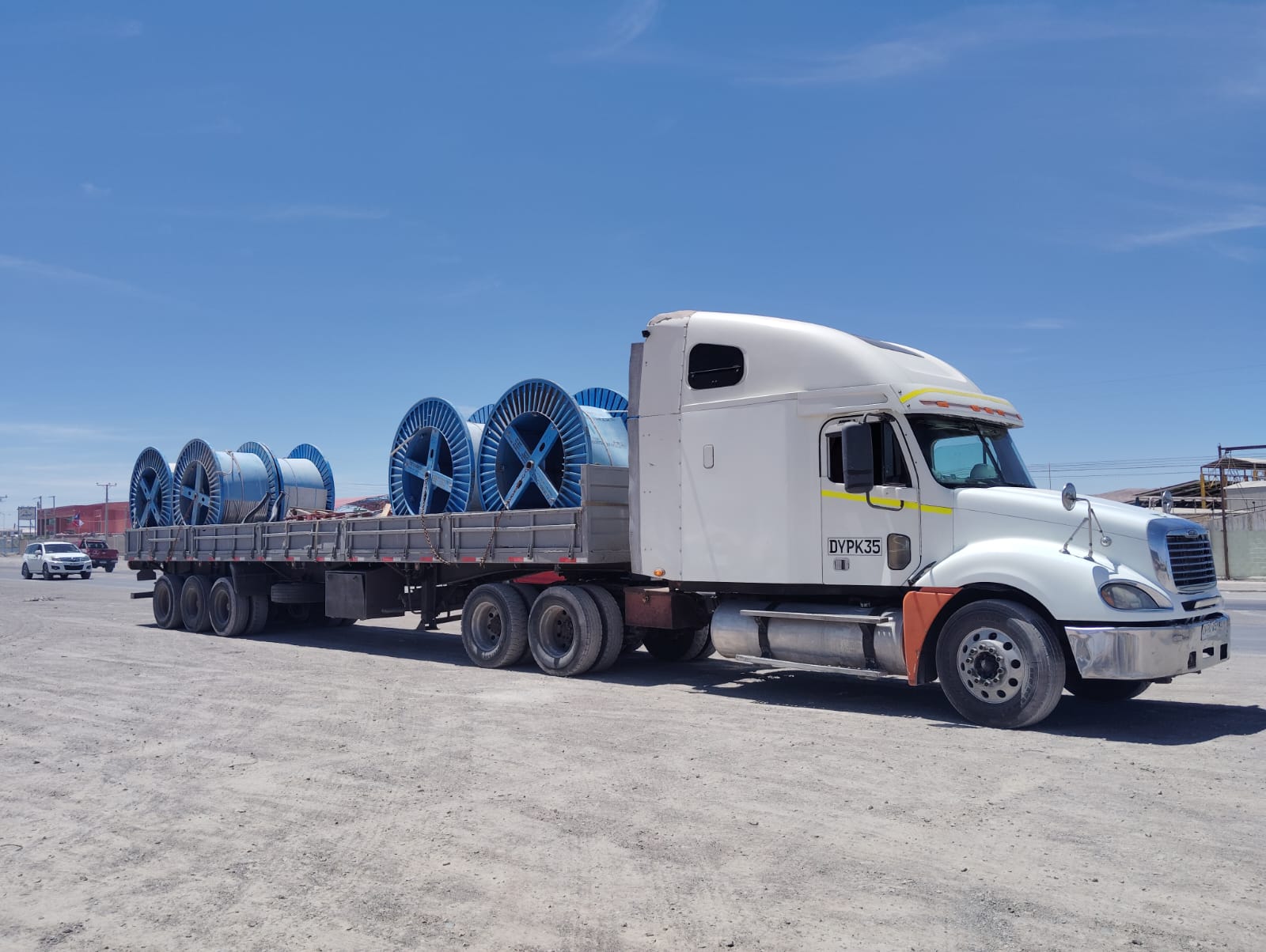 Equipo completo transportando carretes industriales