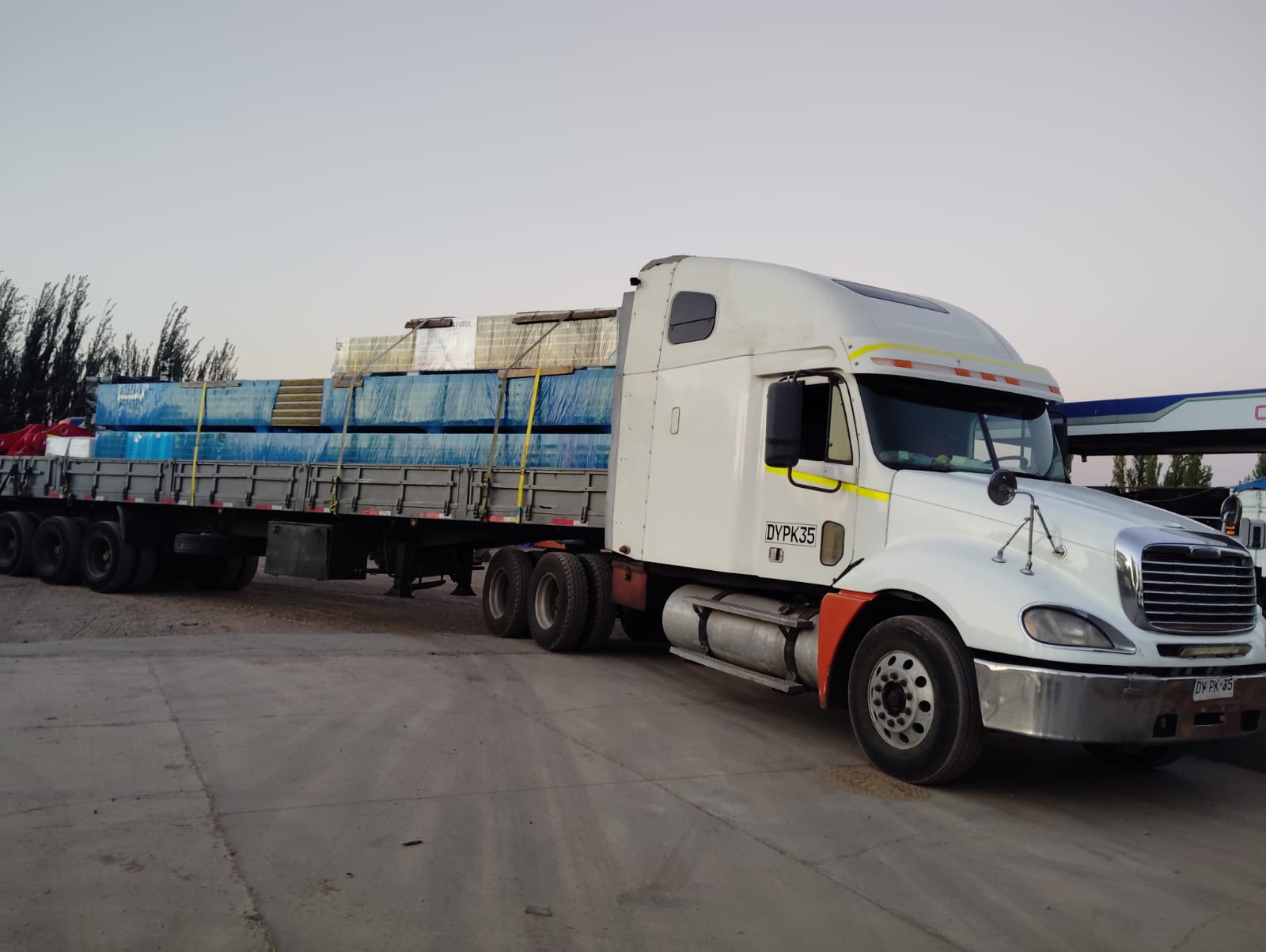 Camión completo con carga industrial